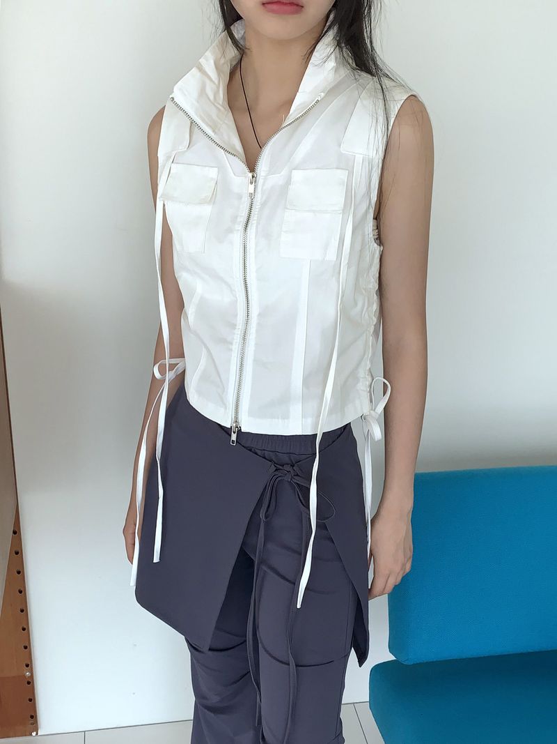 WONDER WONDER（ワンダーワンダー）の「Yapi pocket side shirring string sleeveless zip-up vest（Tops）」