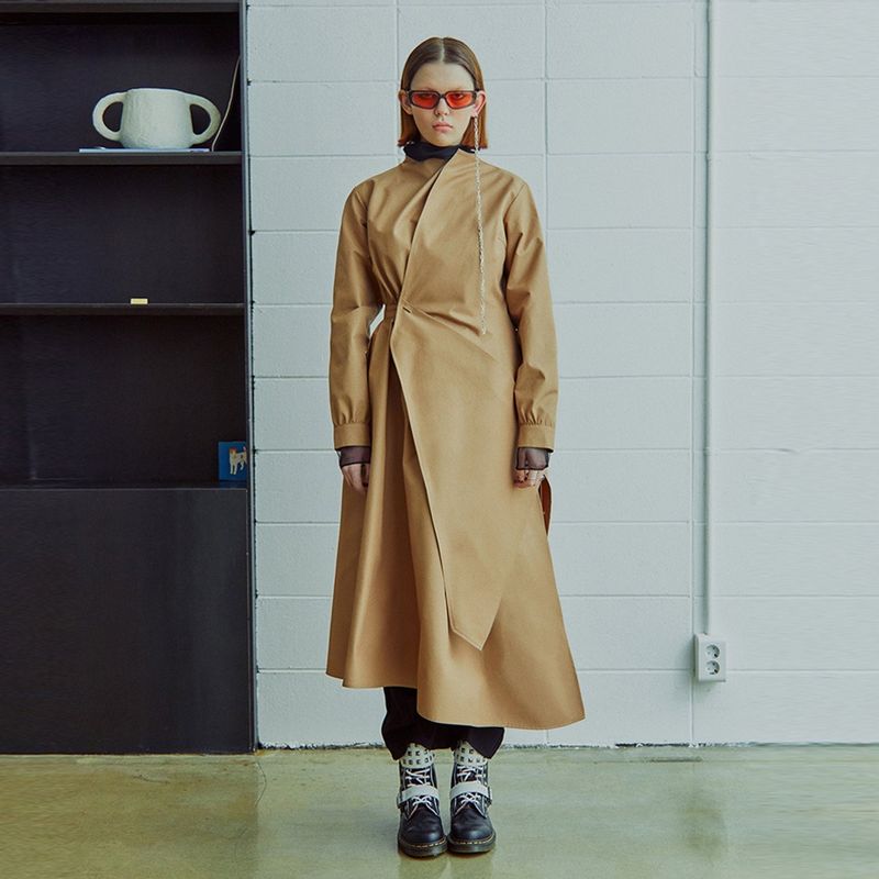 KIMZISU（キムジス）の「Asymmetry Draped Waterproof Coat _ Beige（Jackets/Outerwear）」