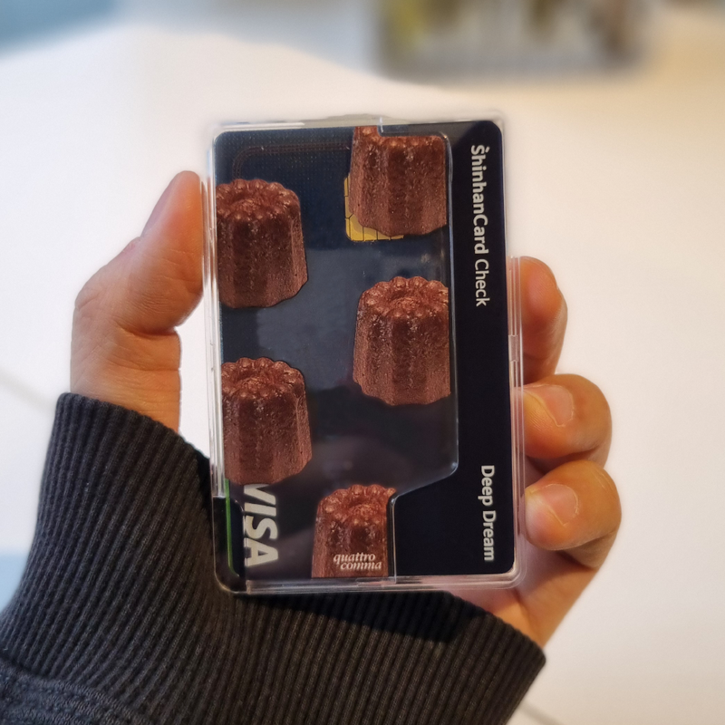 quattrocomma（クアトロコンマ）の「カヌレマグセーフトランスペアレントカードウォレット（スマホグッズ/小物）」