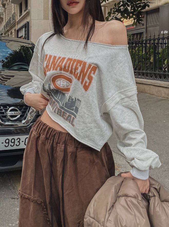 Mont cutting off-shoulder cropped sweatshirt