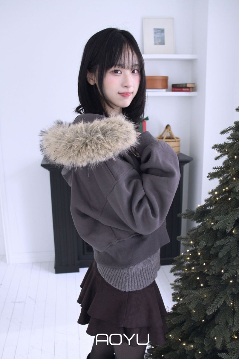aoyu（アオユ）の「クロップファーフードジップアップ (2color)（トップス）」