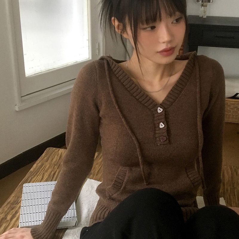 WONDER WONDER（ワンダーワンダー）の「ゴールドハートボタンポケット付きフードニットウェア（トップス）」
