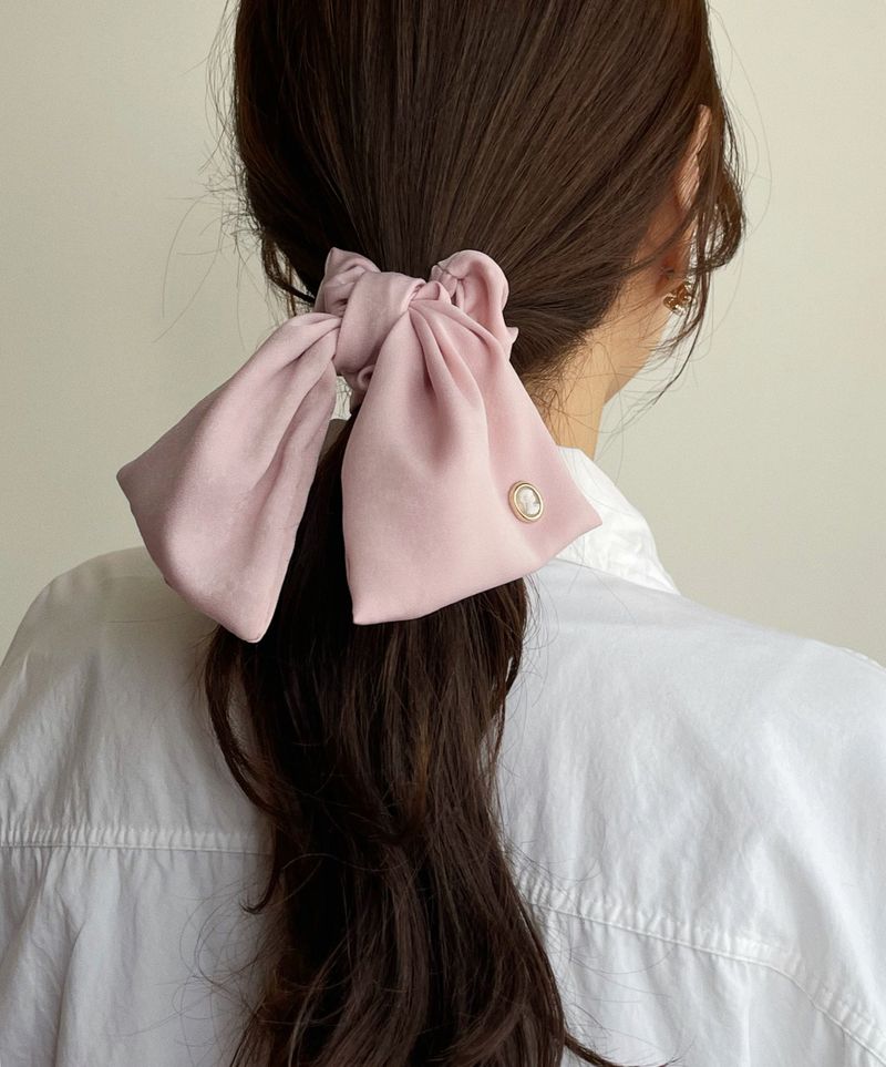 oar（オーエーアール）の「Vintage Mood Cameo Satin Ruffle Scrunchie [Pink]（Hair Accessories）」