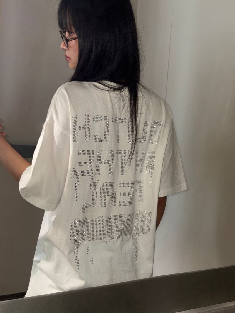 CCORTTI（コルッティ）の「バックピース ホットフィックス スタッズ ビビッド オーバーサイズTシャツ - 3カラー（トップス）」