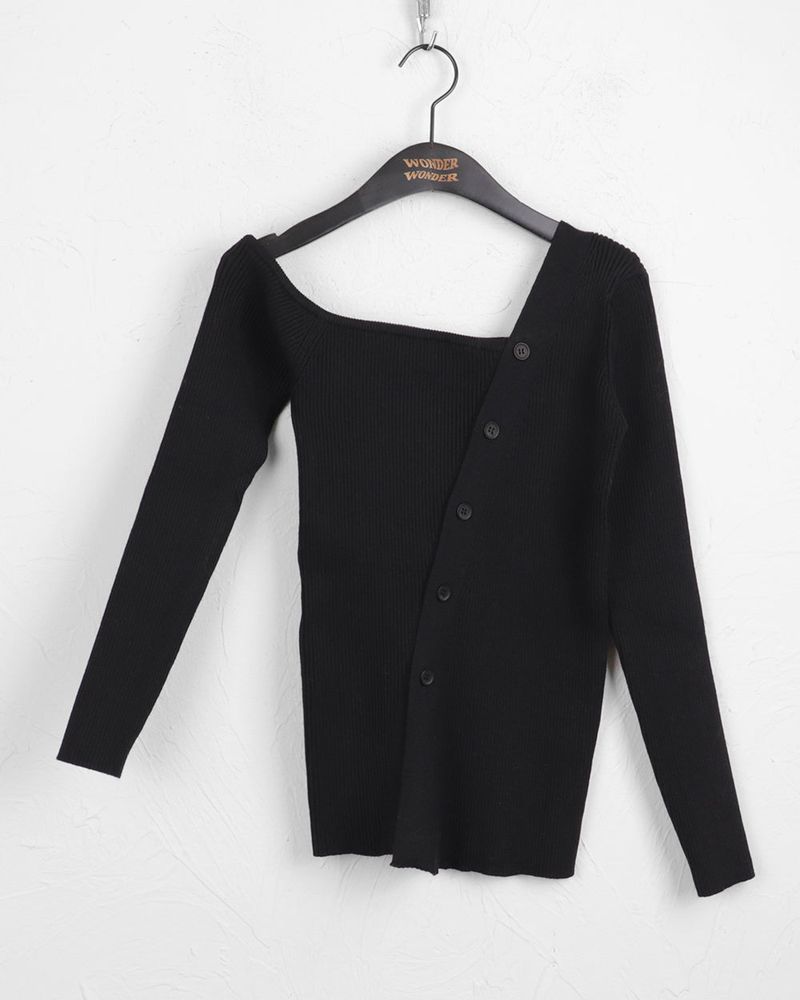 Medik one-shoulder slit button long-sleeved knit