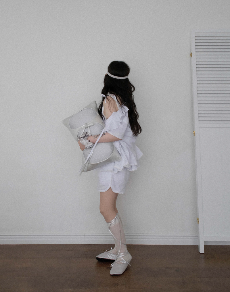 SIVER RIBBON CUSHION
