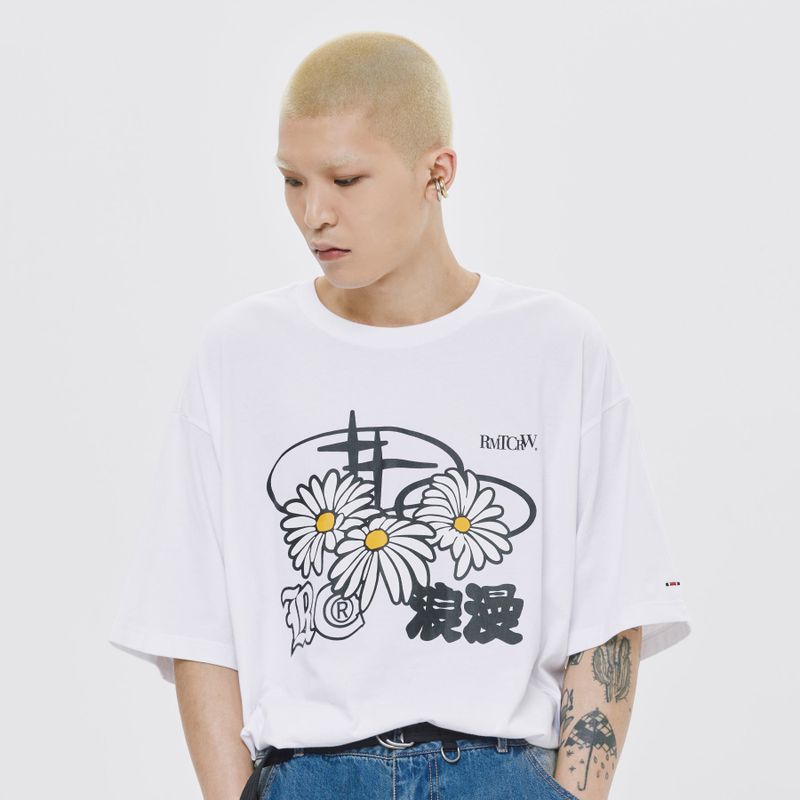 ROMANTIC CROWN（ロマンティッククラウン）の「TRIPLE DAISY MIXED LOGO TEE SHIRT（Tops）」