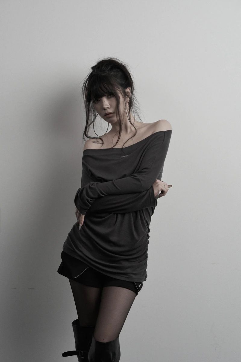[label] back damage off-shoulder top (charcoal)