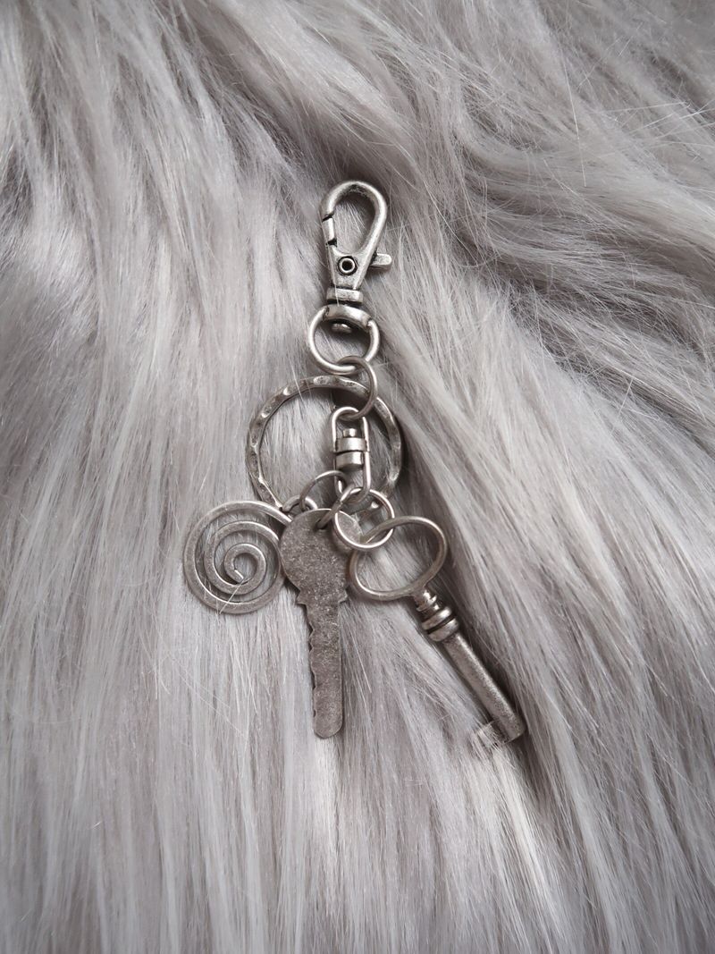 VINTAGE KEY KEYRING