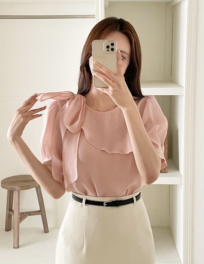 iam mari（アイアム マリ）の「Love It Tie Diagonal Frill Puff Blouse（Tops）」