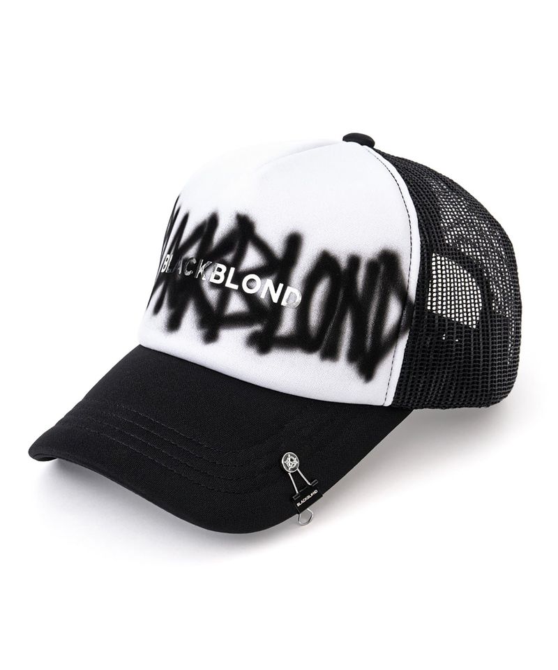 BLACKBLOND（ブラックブロンド）の「BBD グラフィティメタルロゴトラッカーメッシュキャップ (Black)（帽子）」