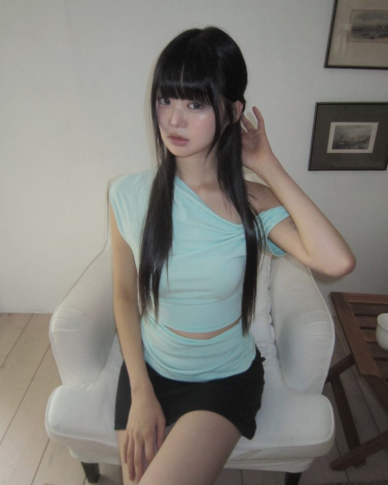 WONDER WONDER（ワンダーワンダー）の「Hochi Cut-Out Off-Shoulder Short Sleeve T-Shirt（Tops）」