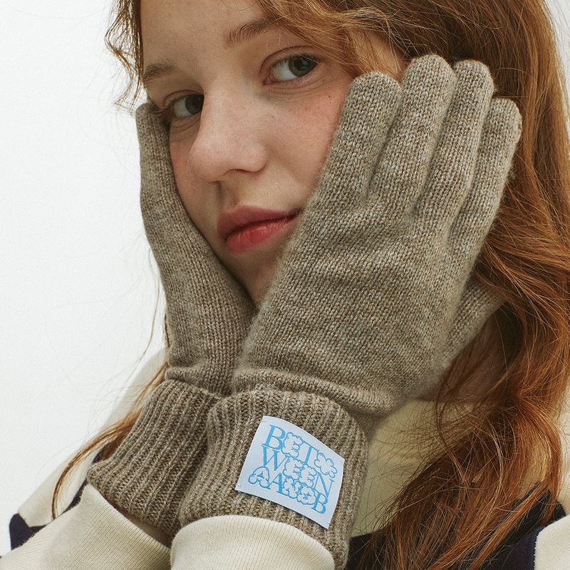Between A and B（ビットウィーンエーアンドビー）の「BUBBLE LABEL CASHMERE WOOL BLENDED GLOVES_MOCHA（Fashion Accessories）」
