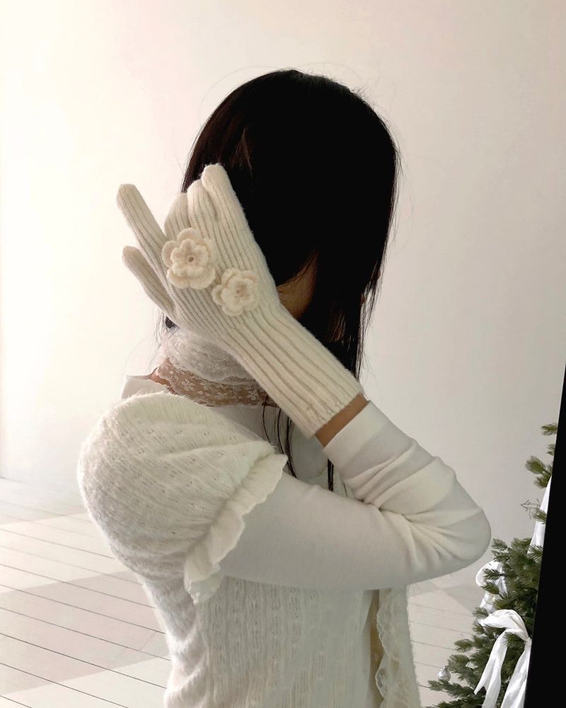 Kai Flower Pendant Finger-Hole Gloves