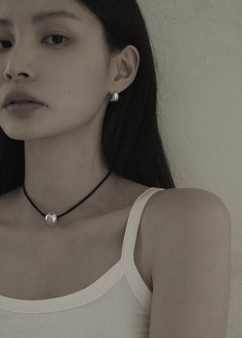 GLOBE STRING NECKLACE