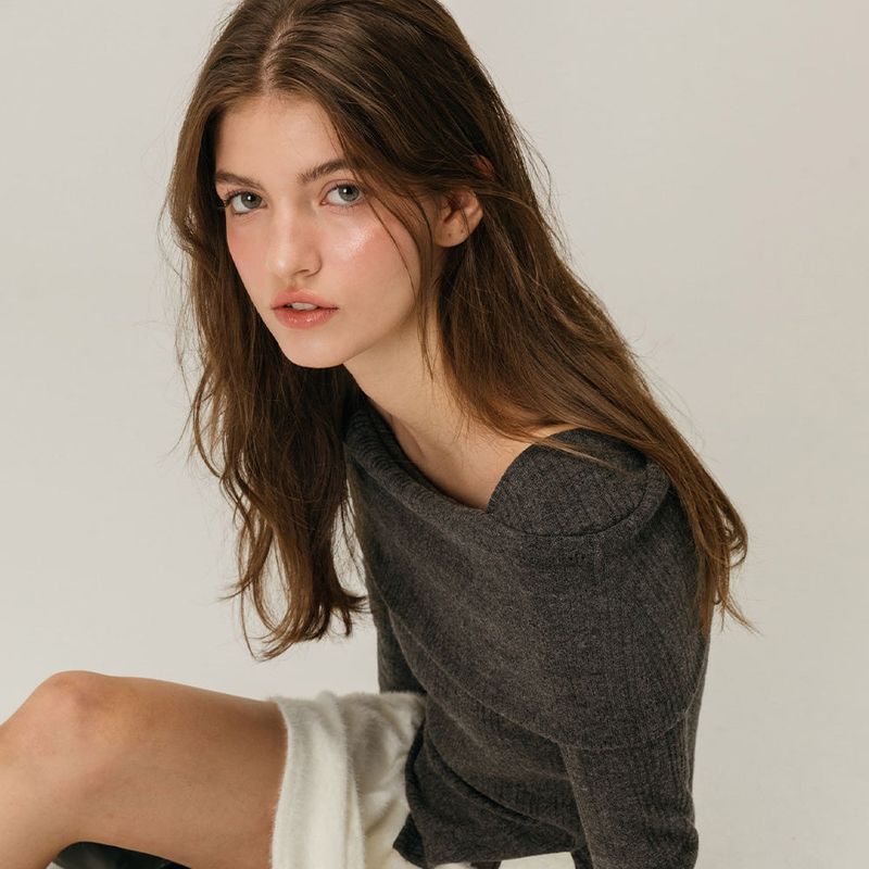 BUTTON OFF SHOULDER T-SHIRT / CHARCOAL