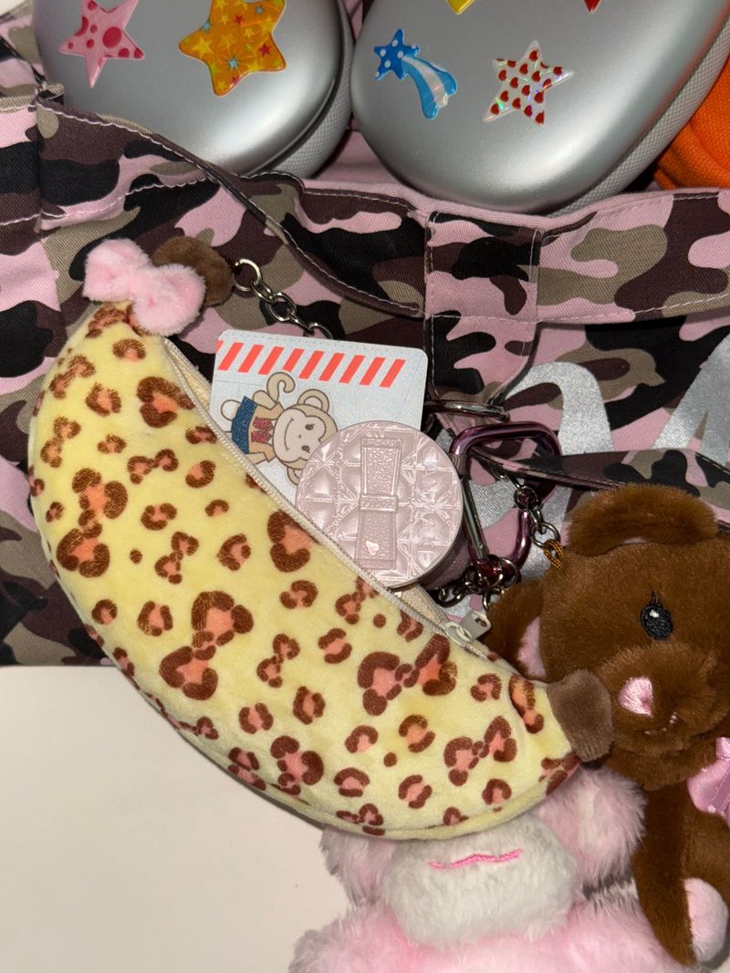 MAFAVARCHIVE（マイフェイブアーカイブ）の「gyaru bbanana mini pouch （Smartphone Accessories）」