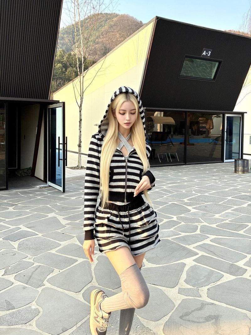 1476. Love stripe crop hood zip-up (2color)