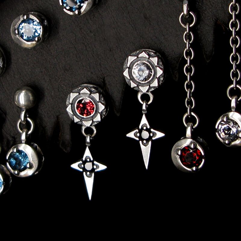 Sunlight430-D2 Garnet silver earring