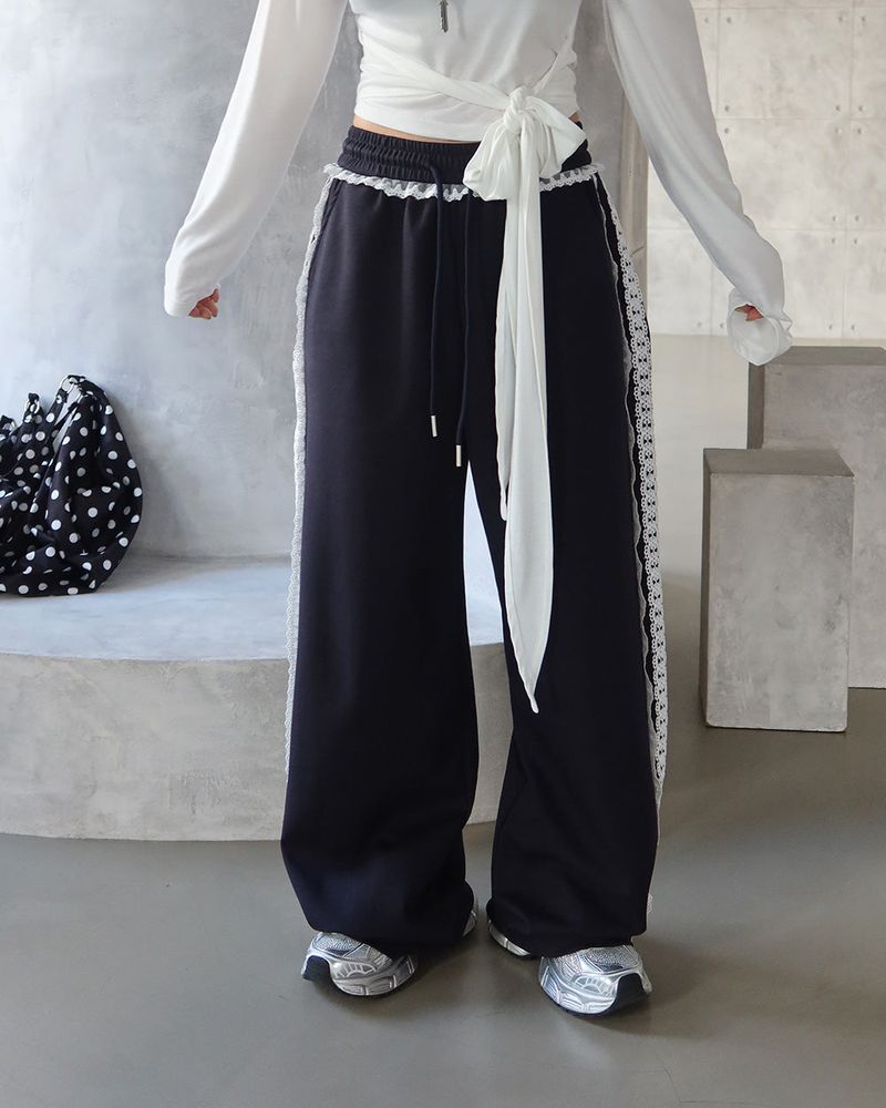ribbon strap off-shoulder T-shirt