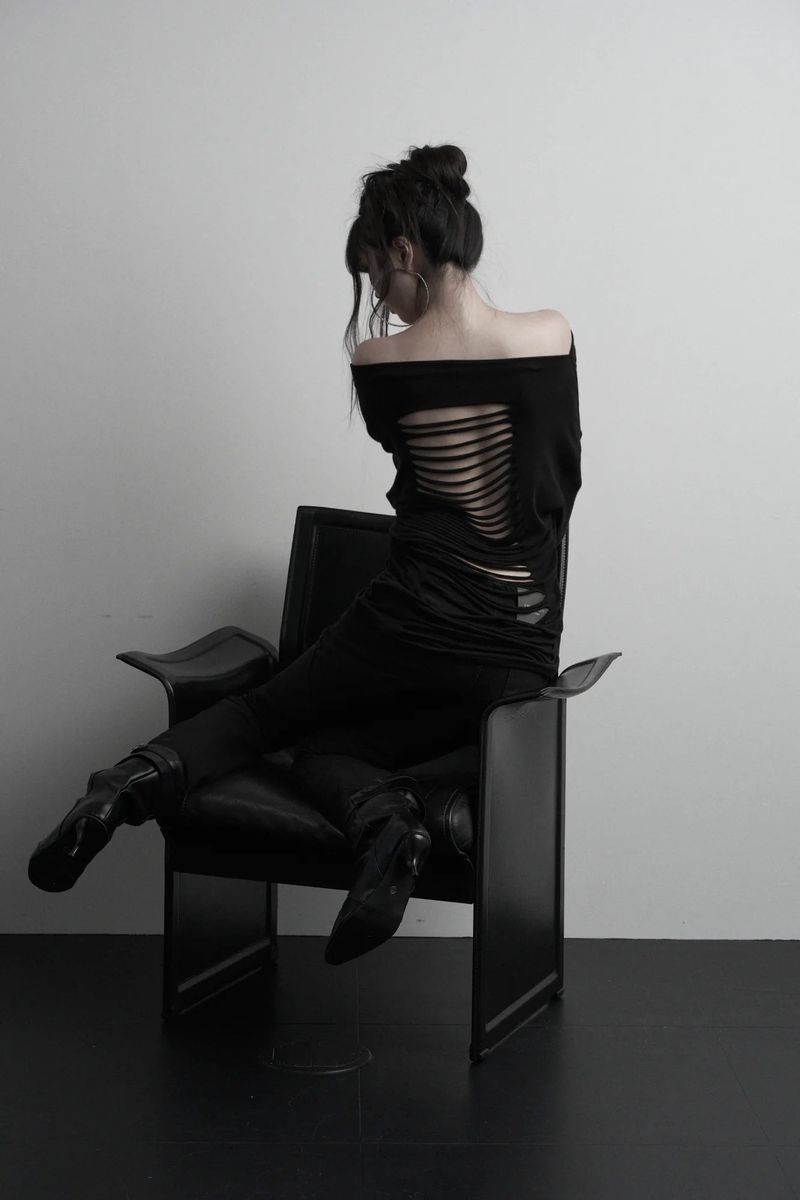 [label] back damage off-shoulder top (black)