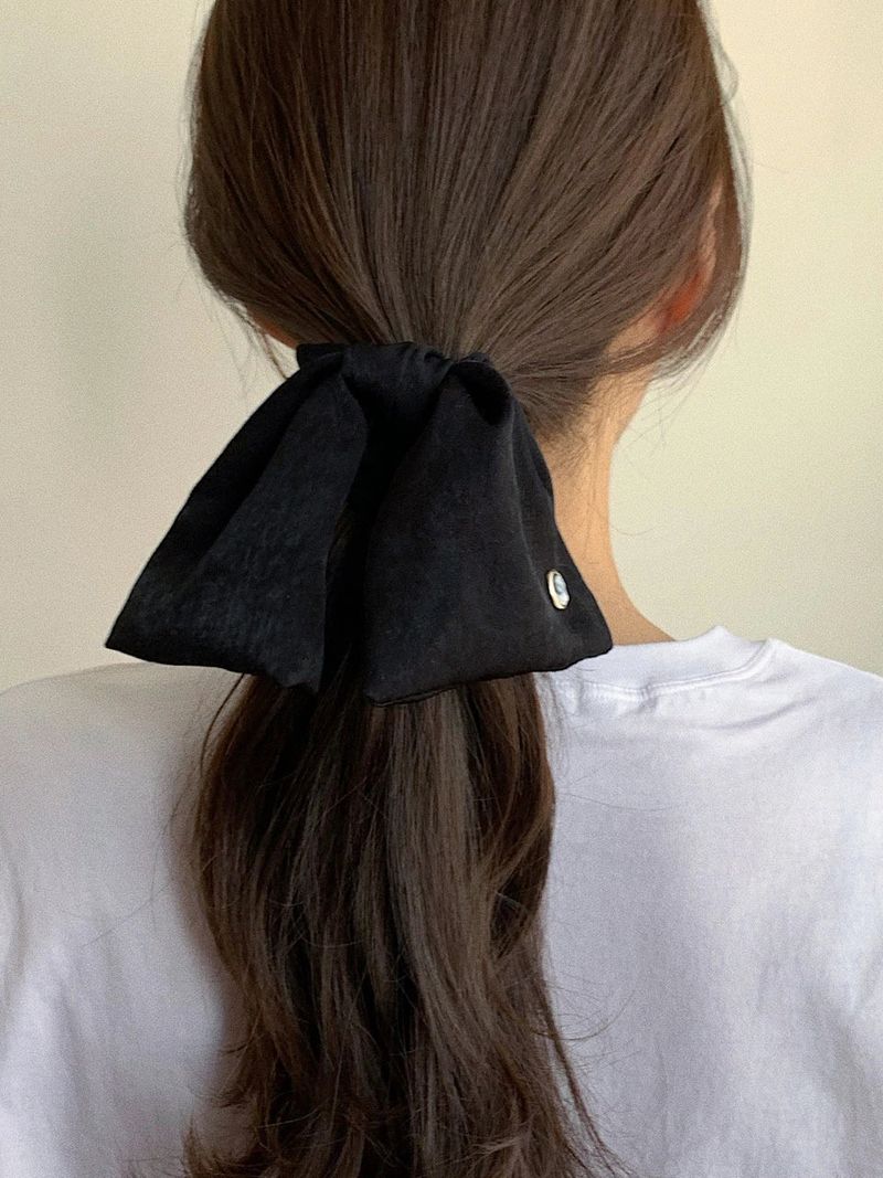 oar（オーエーアール）の「Vintage Mood Cameo Satin Ruffle Scrunchie [Black]（Hair Accessories）」