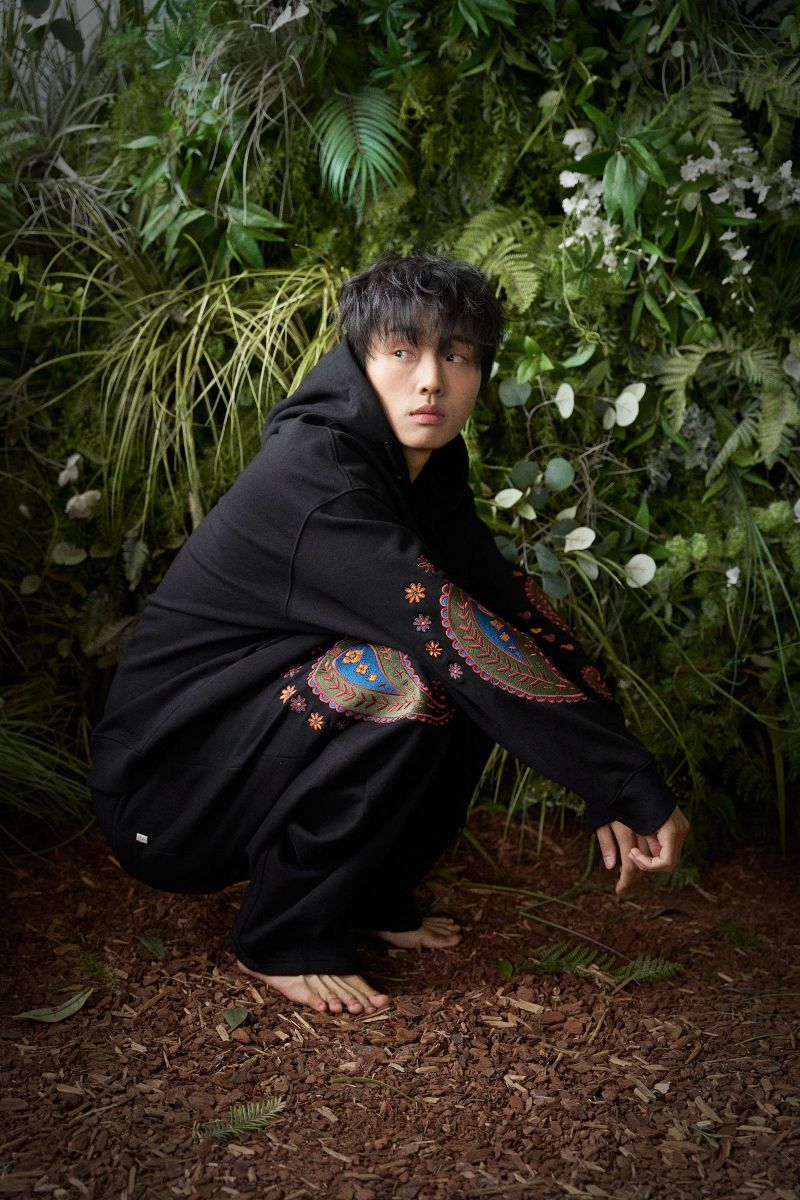 PAISLEY EMB. H-T SWEAT PANTS (Black)