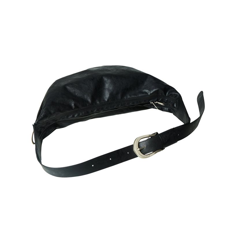 IUGAMAKARAS（イウガマカラス）の「H-Buckle Banana Leather Bag (black)（Bags）」