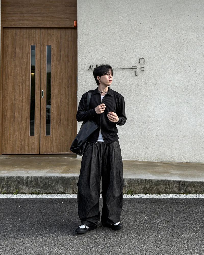 Howt Over Curved Denim Pants