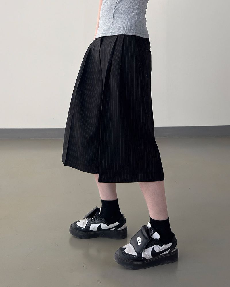 Node Pin Stripe Bermuda Slacks