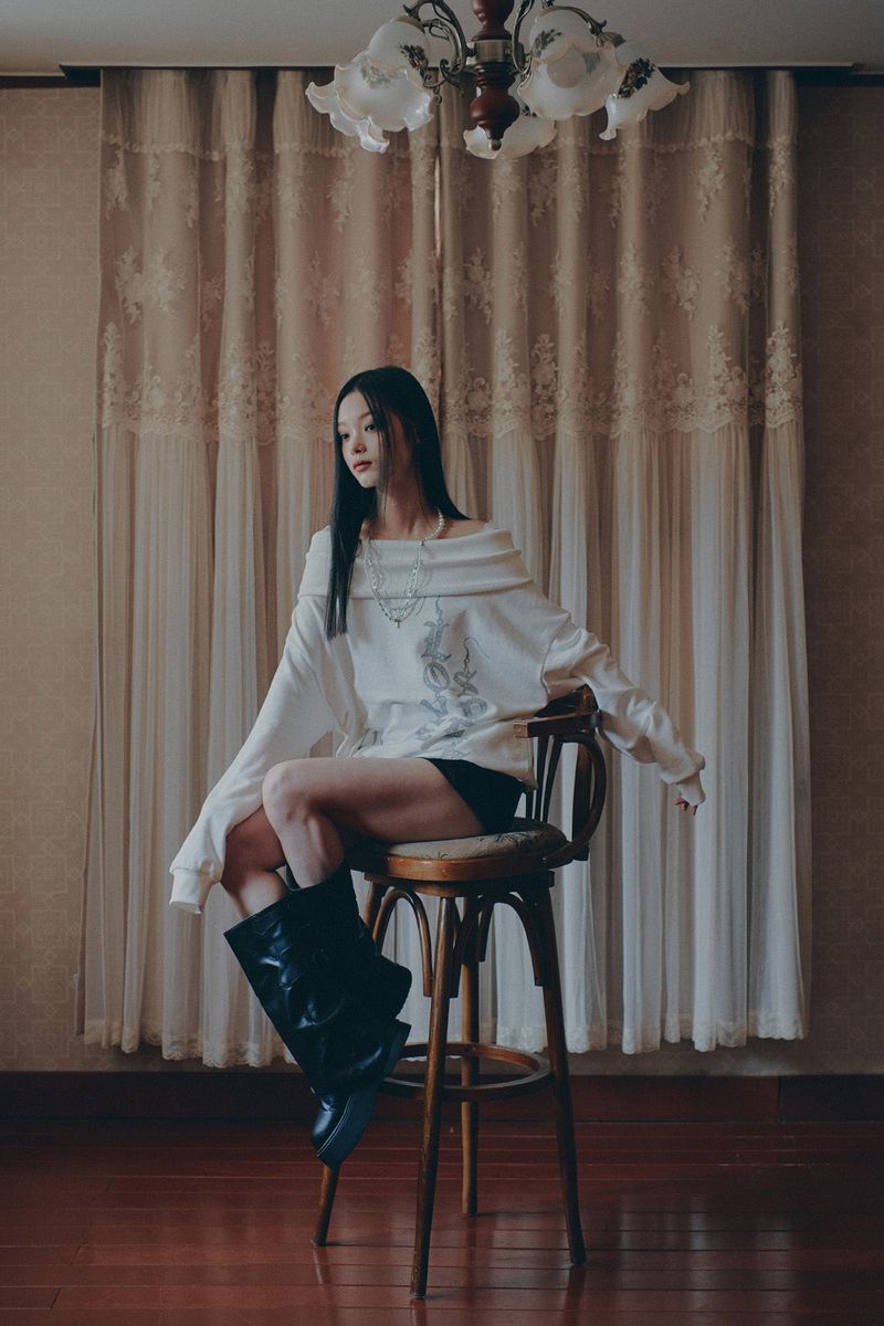 SPELL OFF-SHOULDER SWEATSHIRT white
