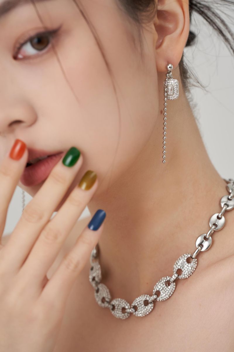 TWENTYONEAUGUST(トゥエンティワンオーガスト)の「ホワイトキュービックイヤリング(アクセサリー)」