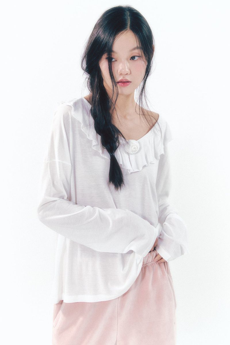 MOILLY（モイリー）の「Rose Brooch Frill Long Sleeve White（Tops）」