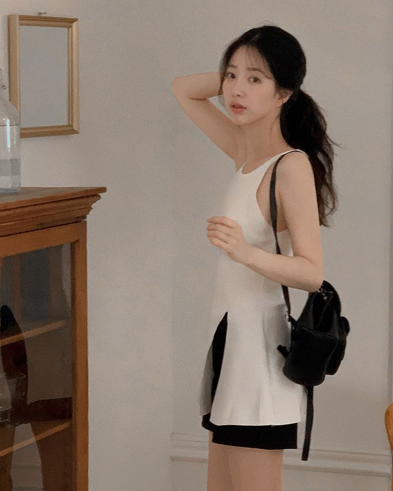 Joa Halter Slit Sleeveless