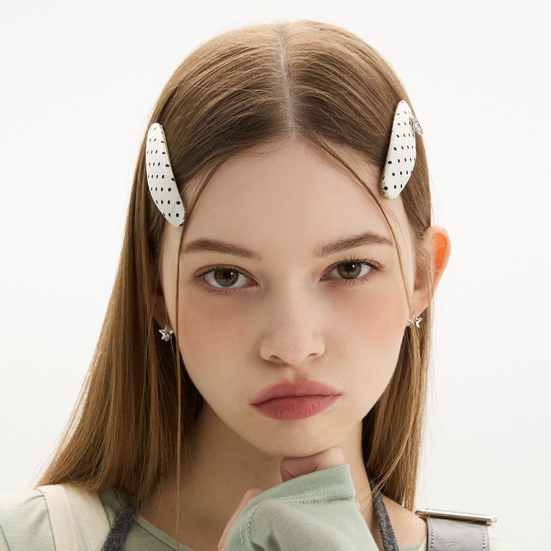VVV（ブイブイブイ）の「ベビードットロゴヘアピン _ ホワイト（ヘアアクセサリー）」