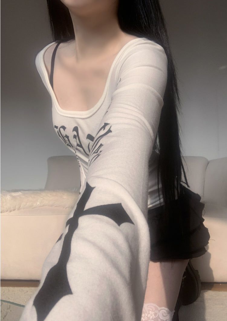 suzen(スゼン)の「Finchro Lettering Cross Top (white)(Tops)」