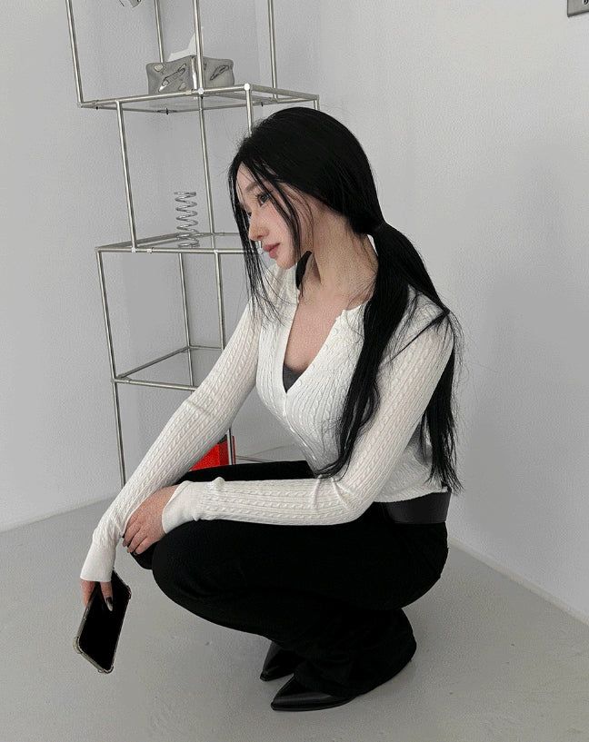 Button Slim V-Neck Knit