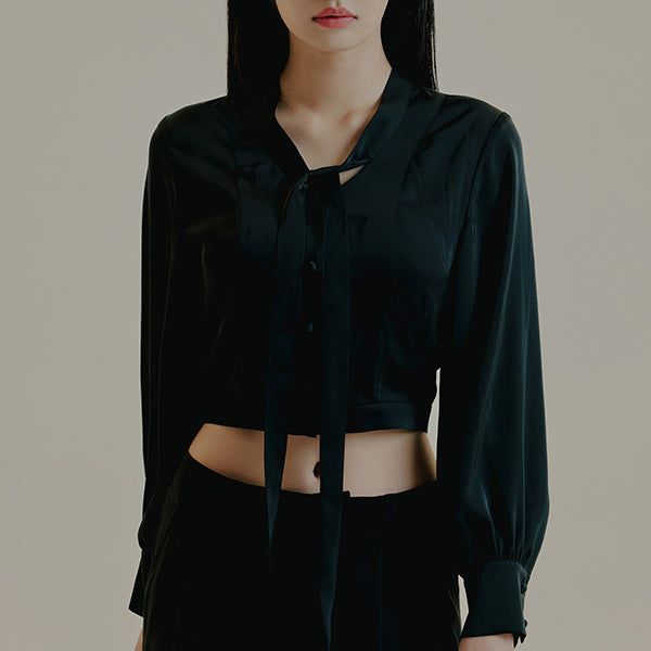 BELL SLEEVE TIE BLOUSE