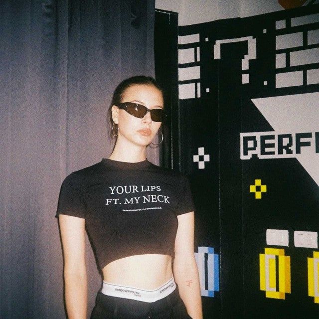 Rundownyouth(ランダウンユース)の「‘Your lips ft. My neck’ Crop Tee Black(Tops)」