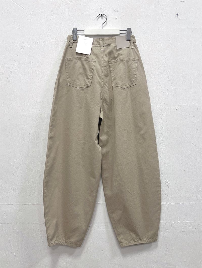CURVED TUCK BALLOON PANTS (2C)