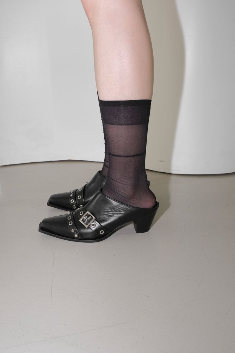 Bold strap mule