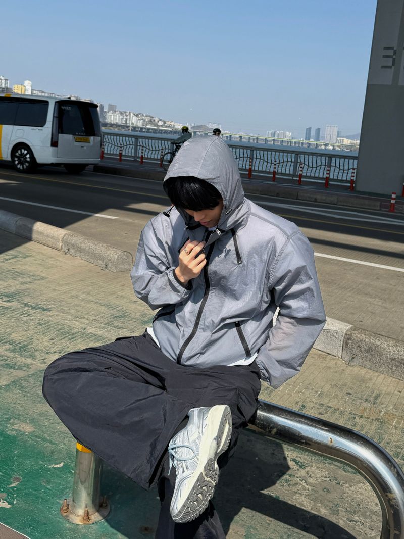 Rex cut line zipper windbreaker