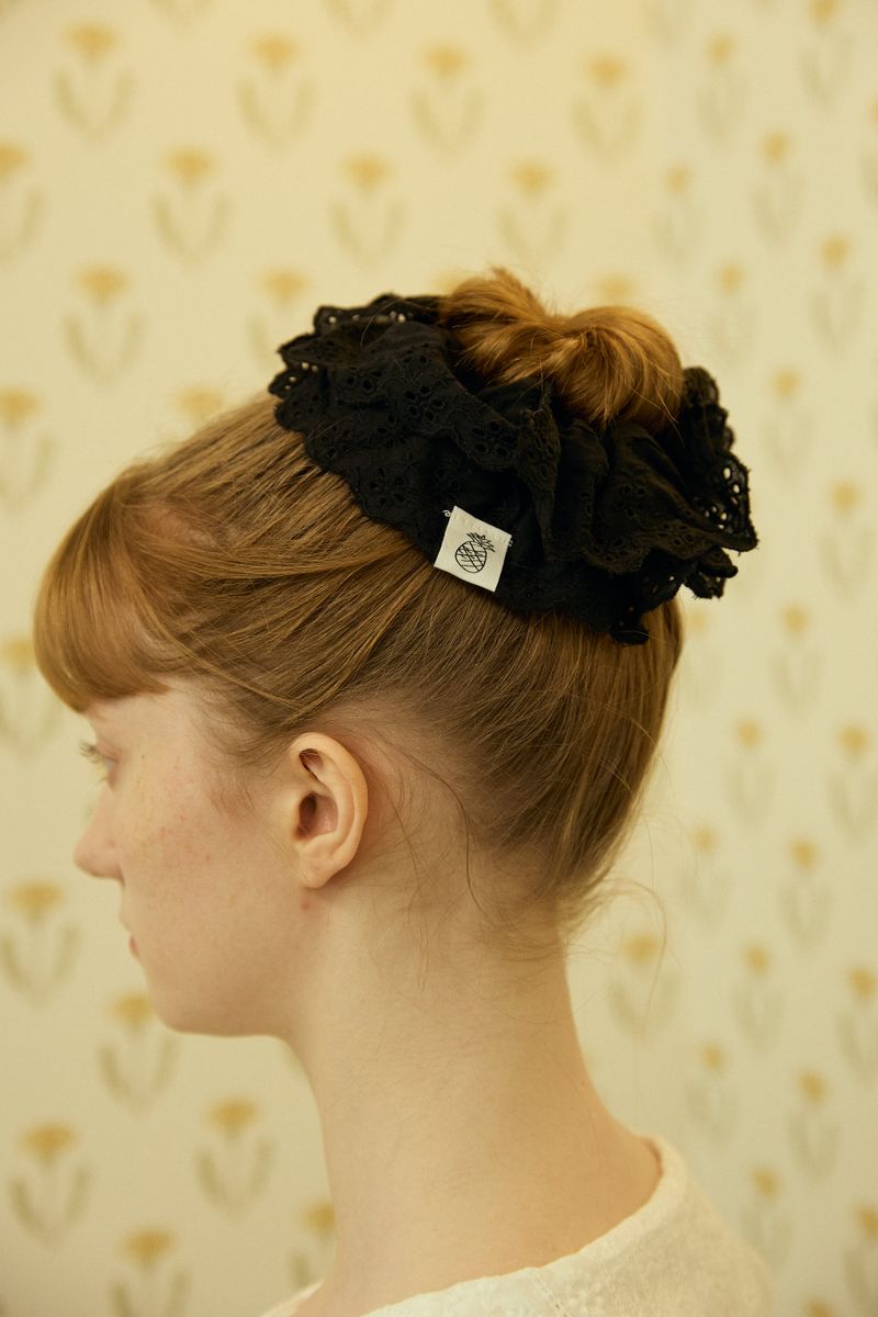 PINK PINEAPPLE（ピンクパイナップル）の「パンチングレースシュシュ（ヘアアクセサリー）」