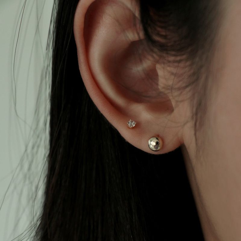 Less is more（レスイズモア）の「14Kゴールドキュービックスタッズピアス（アクセサリー）」