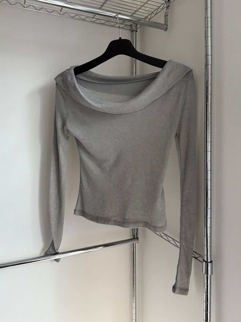 Peer off-shoulder T-shirt (2 colors)