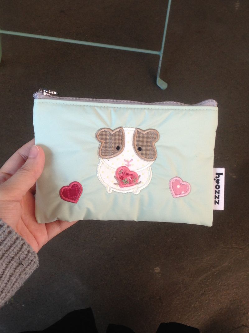 <The Heart-Stealing Guinea> pouch(s,m)