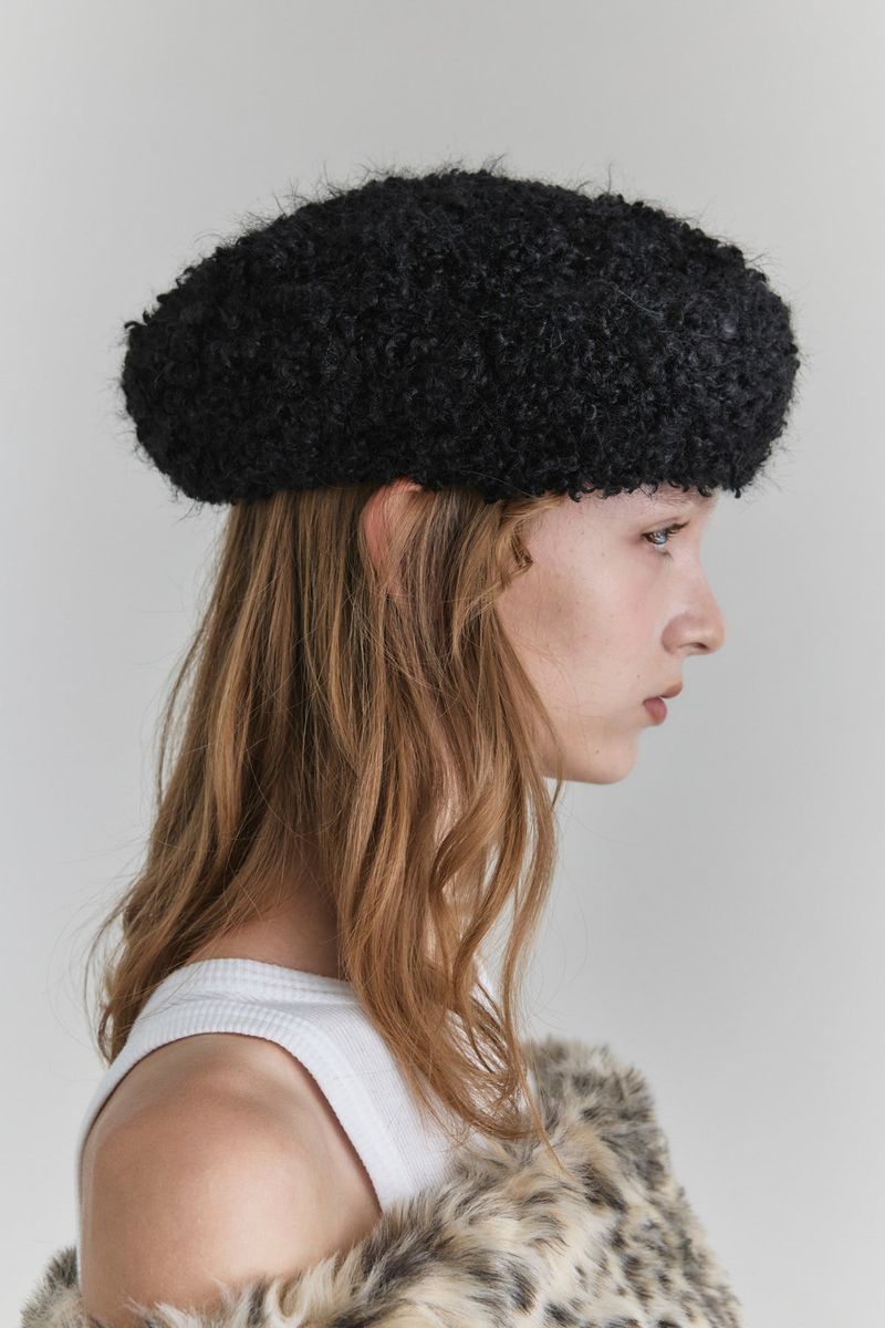 INES BERET IN BLACK TERRY
