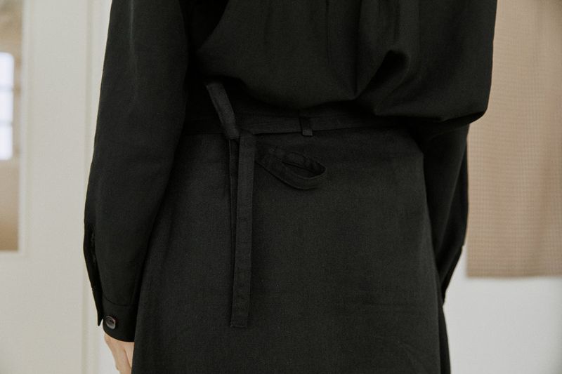 button skirt black