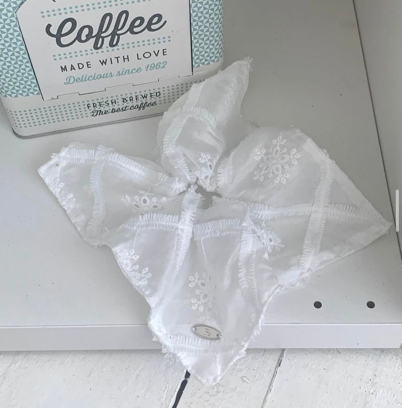 justformes2（ジャストフォーミー）の「White Square Scrunchies （Hair Accessories）」