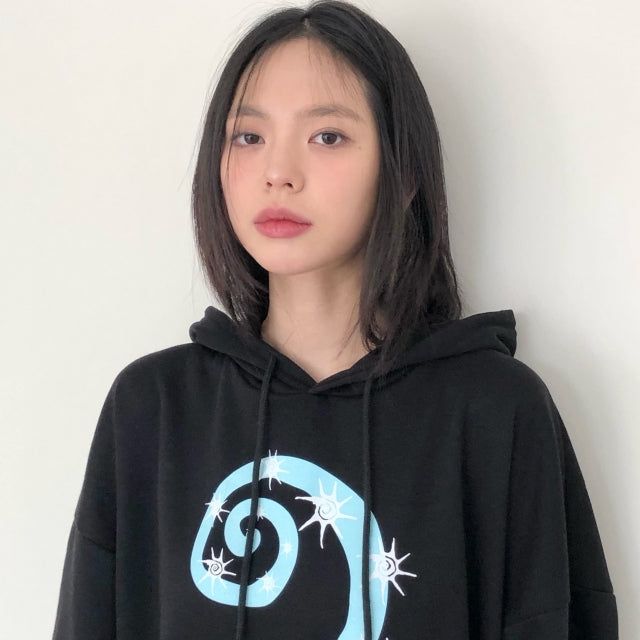 COIRIS（コイリス）の「NAVE SWIRL LOGO HOOD T UNISEX (2COLOR)（Tops）」